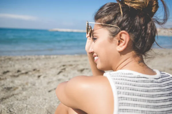 Досить молода жінка розслабляється на пляжі посміхається — стокове фото