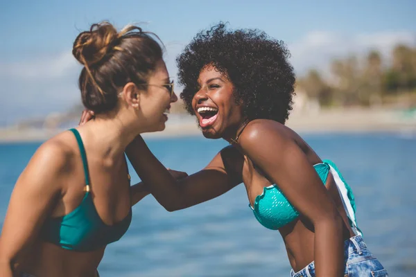 Zwei beste Freundinnen lachen zusammen am Meer — Stockfoto