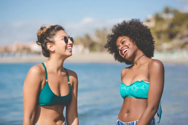 Zwei junge Freundinnen am Meer lachen — Stockfoto