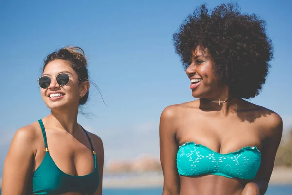 Zwei hübsche Freundinnen im Bikini lachen — Stockfoto