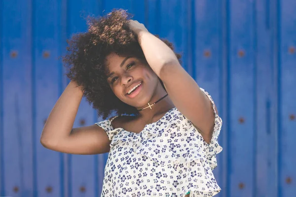 Feliz mulher afro-americana de mãos dadas na cabeça — Fotografia de Stock