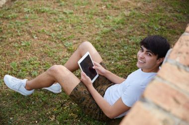 Mutlu adam tablet ile rahatlatıcı dışında