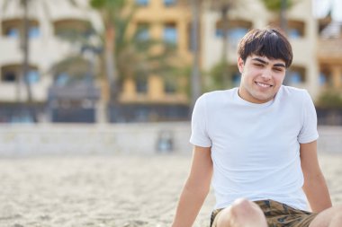 Genç mutlu adam sahilde rahatlatıcı