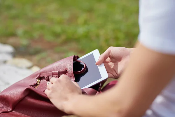 Muž ruce uvedení tabletu do batohu — Stock fotografie