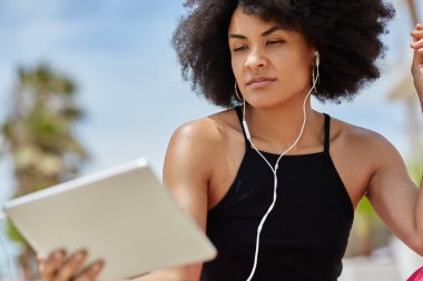 Oldukça afro Amerikalı kadın tablet kullanma