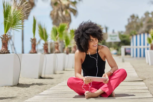 Afro Amerikalı kadın gülüyor dışında tablet müzik dinleme