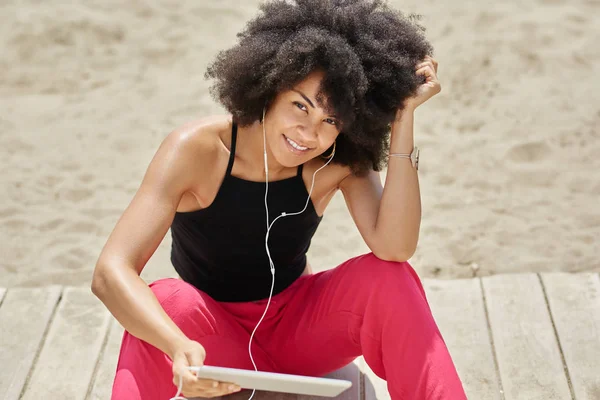 Afro Amerikalı kadın tablet gülümseyen üzerinde müzik dinleme