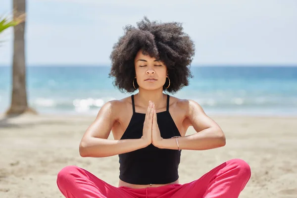 Pretty afro american woman meditating on beach — Stock Photo, Image