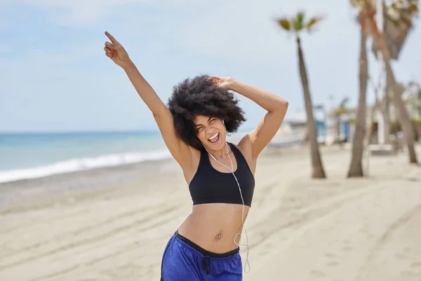 Afro femme américaine écouter de la musique danser sur la plage en s'amusant — Photo