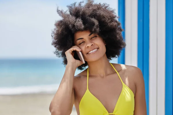 携帯電話で話している黄色のビキニでアフロ ・ アメリカ人女性 — ストック写真