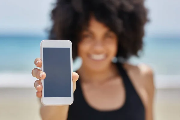 Glad afro amerikansk tjej håller helt nya smartphone — Stockfoto