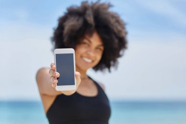 Smartphone tutan mutlu afro Amerikan kadın