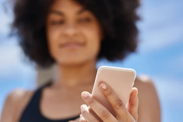 Afro femme américaine tenant smartphone — Photo