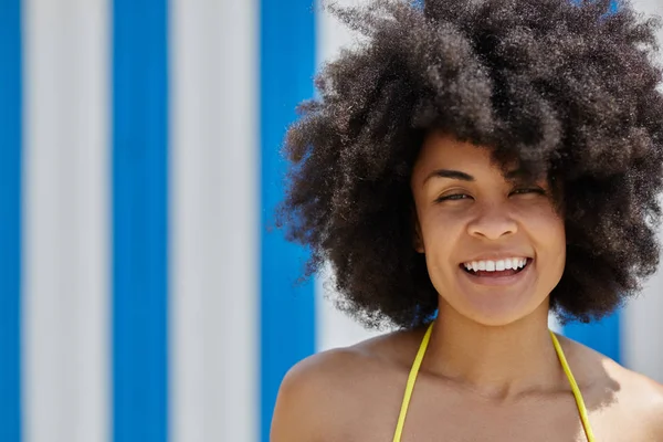 笑ってかなりアフロ ・ アメリカ人女性 — ストック写真