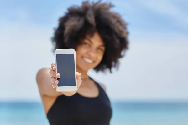 Feliz mulher afro-americana segurando smartphone — Fotografia de Stock