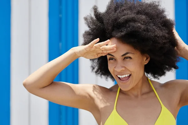 Happy afro américaine fille en maillot de bain à la recherche de quelque chose — Photo