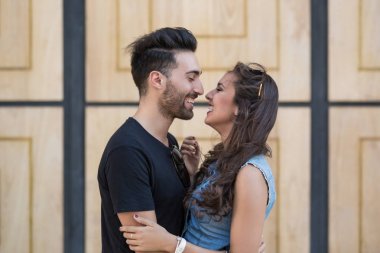 Mutlu çift birbirlerine gülüyor kucaklayan