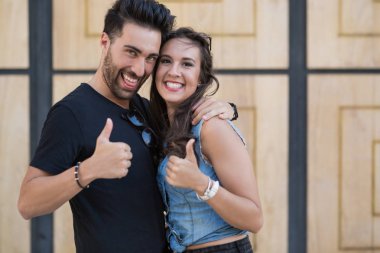 Mutlu Çift başparmak birlikte gösterilmesini