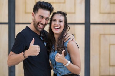 küçük mutlu bir çift başparmak gösterilen