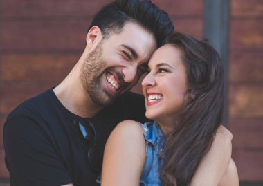 Mutlu çift kucaklayan eğilimli baş