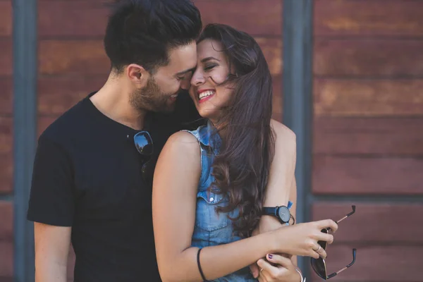 Jovem casal feliz abraçando juntos lá fora — Fotografia de Stock