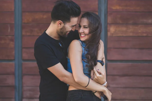 Jonge gelukkige paar knuffelen samen buiten — Stockfoto