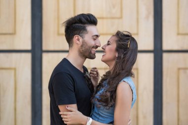 Mutlu çift birbirlerine gülüyor kucaklayan