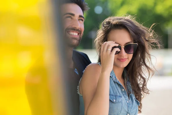 Glücklicher Mann lächelt mit Freundin in Sonnenbrille — Stockfoto