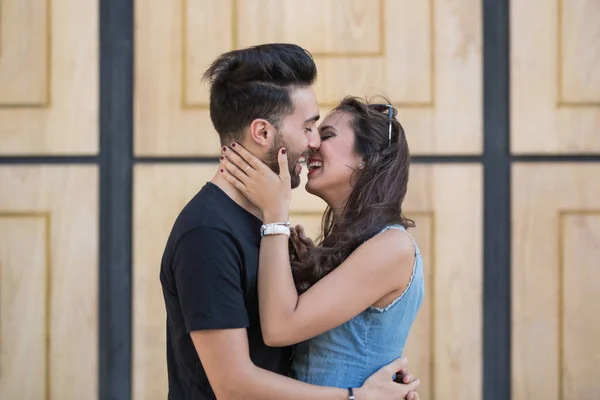 Feliz casal beijos fora — Fotografia de Stock