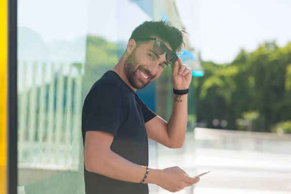 Happy man holding mobile outside — Stock Photo, Image