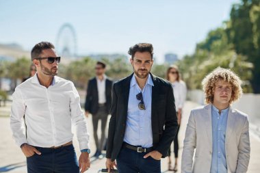 Dışında yürüme üç emin iş adamları