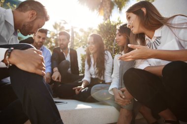 Tablet dışında üzerinde tartışırken dışında iş grubu