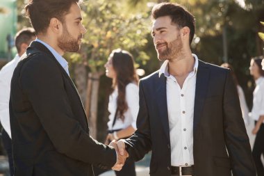 Dışında el sıkışan iki iş adamları