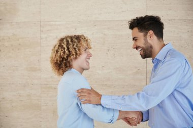 Mutlu işadamı iş ortağına arkadaşça jest yapma