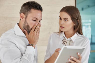 İki arkadaşları tablet Office birlikte çalışma