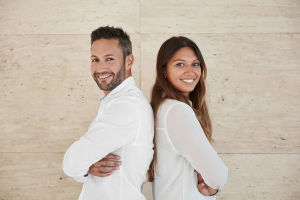 Mensen uit het bedrijfsleven met gekruiste armen leunend tegen elkaar bac — Stockfoto