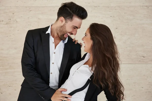 Empresário feliz segurando sua namorada rindo — Fotografia de Stock