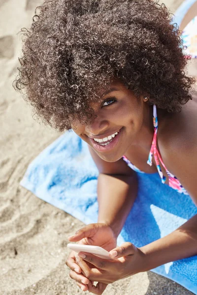 Glücklich afroamerikanische Frau mit Handy am Strand — Stockfoto