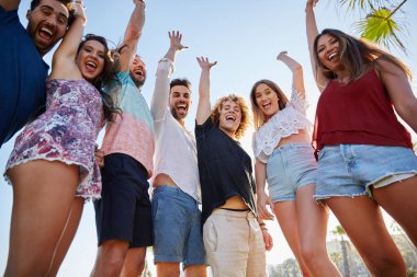 Grup arkadaşıyla birlikte gülüyor eller yükselterek gülüyor