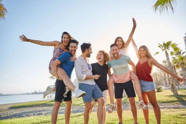 Yüzleri çekerek dışarıda eğleniyor arkadaş grubu