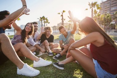 Çak bir beşlik vererek dışarıda oturan arkadaş grubu