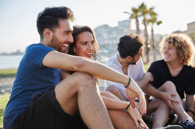 Mutlu çift arkadaşlarıyla konuşmak dışında oturan