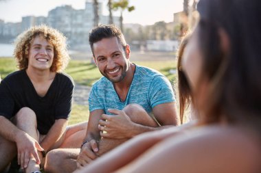 Arkadaşlarla gülüyor dışında oturan iki mutlu adam