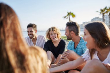 Mutlu arkadaş birlikte gülüyor dışında oturan