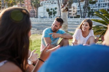 Erkek ve kadın arkadaş dışında grubu söz