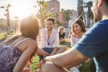 Arkadaşlarınızla dışarı gülüyor oturan yakışıklı adam