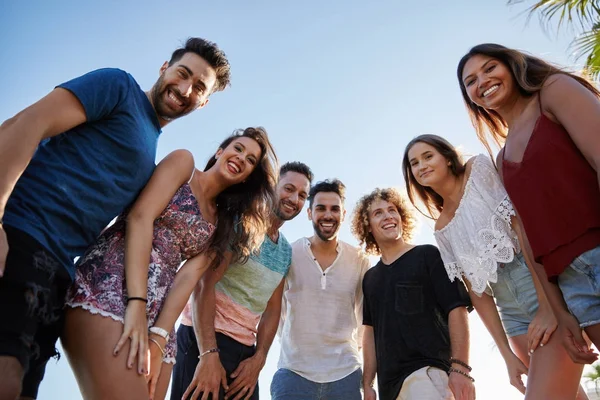 Grupo de amigos juntos do lado de fora sorrindo — Fotografia de Stock