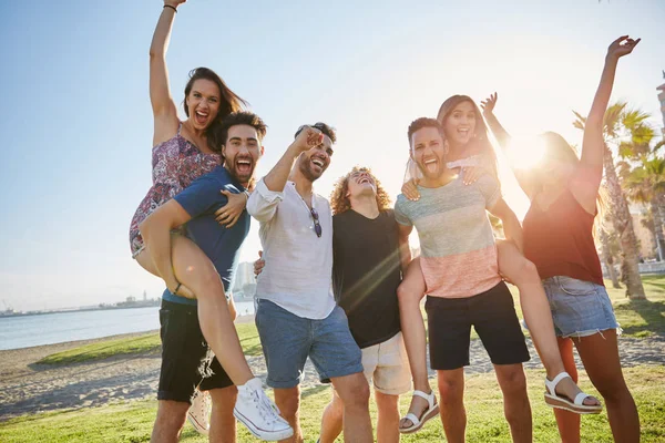 Arkadaşlar eğlenmeye dışında güneş ışığında grup