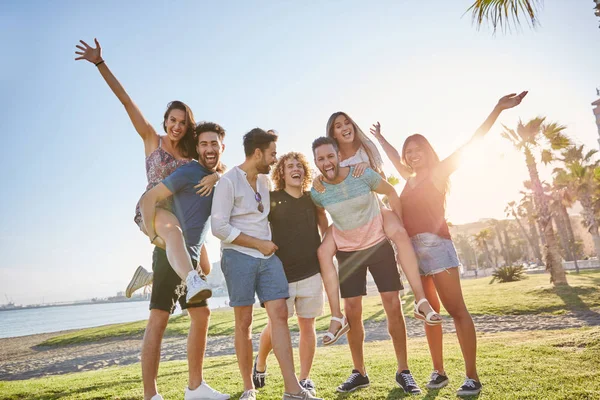 Grup arkadaşıyla birlikte dışarıda güneş ışığında eğleniyor