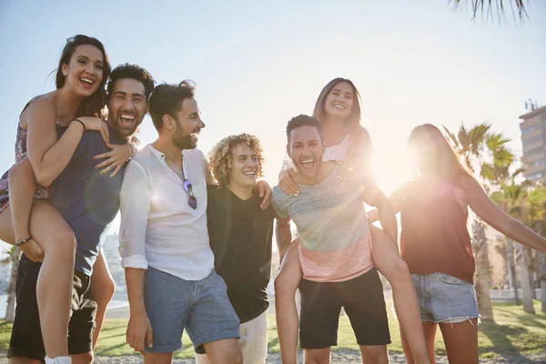 Bir grup genç insan açık havada birlikte eğleniyor